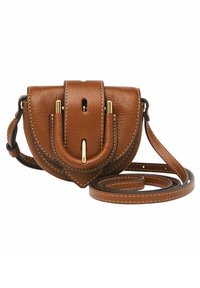 Sac à main en cuir marron de forme arrondie, avec des accents en métal doré, une finition texturée et une bandoulière réglable. Présente une couture détaillée.