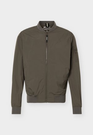 Veste bombardier pour homme en vert olive avec fermeture éclair à l'avant, poignets et ourlet côtelés, et poche zippée sur la manche gauche.