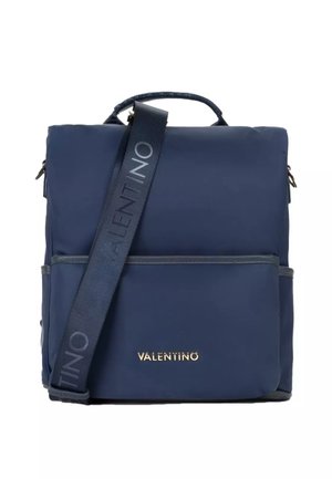 Zaino Valentino blu navy con maniglia superiore, tasca frontale con zip e tracolla regolabile con branding Valentino.