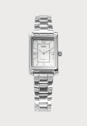 Ασημί ρολόι Casio quartz με ορθογώνιο καντράν, μεταλλικό μπρασελέ, αριθμητικούς δείκτες στις θέσεις 12, 3, 6 και 9 και ένδειξη αντοχής στο νερό.