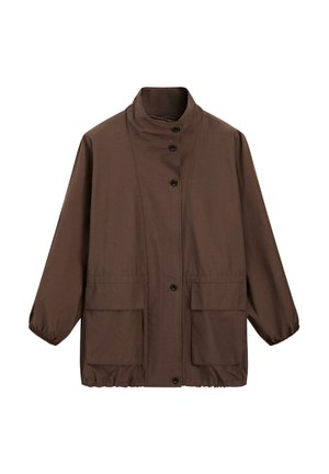 Brun jakke med knapper, høj krave, elastiske manchetter og kant samt to store frontlommer med klapper.