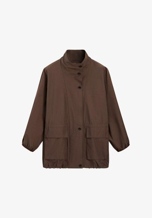 Brun jakke med knapper, høj krave, elastiske manchetter og kant samt to store frontlommer med klapper.