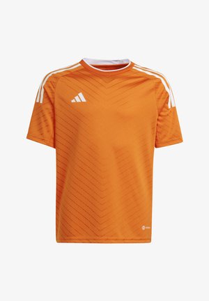 Oranges Sporttrikot mit kurzen Ärmeln, das ein strukturiertes Chevron-Muster und weiße Streifen an den Schultern aufweist. Hergestellt aus leichtem Material.