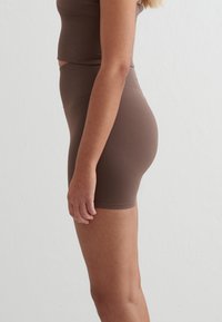 aim’n® SHAPE SEAMLESS  - Short - brown