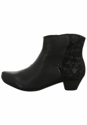 Botas negras de tobillo hechas de cuero y tela texturizada. Tienen una punta afilada y un pequeño tacón apilado. Patrón floral decorativo en los laterales.