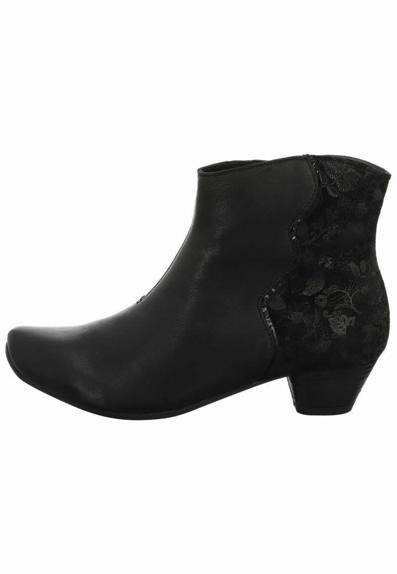 Botas negras de tobillo hechas de cuero y tela texturizada. Tienen una punta afilada y un pequeño tacón apilado. Patrón floral decorativo en los laterales.