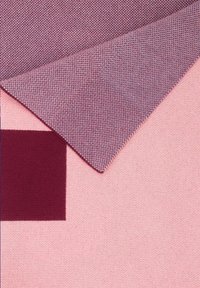 Tekstylia z różowym tłem, bordowym kwadratem oraz złożonym wzorzonym materiałem w intensywnym burgundzie z subtelnymi detalami geometrycznymi.