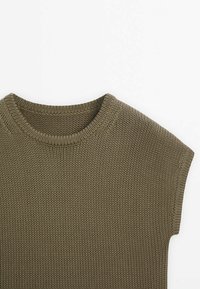 Pull sans manches en maille vert olive avec col rond sur fond blanc.