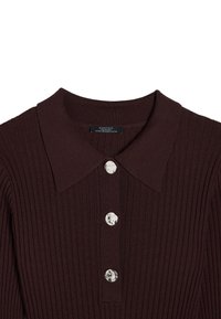 Sweter prążkowany w ciemnym burgundzie, z wyprofilowanym kołnierzem i pięcioma przyciskami w marmurkowym wykończeniu na przodzie. Miękka tekstura, dopasowany krój.
