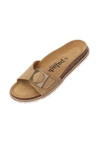 Bruine slide sandaal met een ribbelband en een grote metalen gesp. Zachte binnenzool en gestructureerde buitenzool voor grip. Lichtgewicht ontwerp.