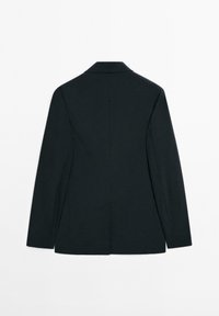 Schwarzer maßgeschneiderter Blazer mit Reverskragen, langen Ärmeln, glattem Stoff und einem einzelnen Schlitz auf der Rückseite. Keine sichtbaren Beschläge oder Muster.