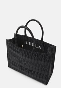 Bolso tote tejido negro con asas dobles, que presenta un exterior estampado y un bolsillo interior con cremallera, marcado con "FURLA."