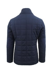 Giacca trapuntata blu navy con colletto alto, caratterizzata da motivi rettangolari e toppe sui gomiti. Realizzata in materiale morbido e imbottito.