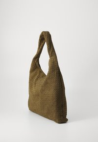 Sac en tissu tissé brun avec une surface texturée, une poignée courbée et une forme triangulaire, conçu pour un usage décontracté.
