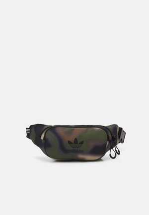 Adidas heuptasje met camouflagepatroon, zwarte verstelbare band, dubbele ritsen en een voorkantlogo.