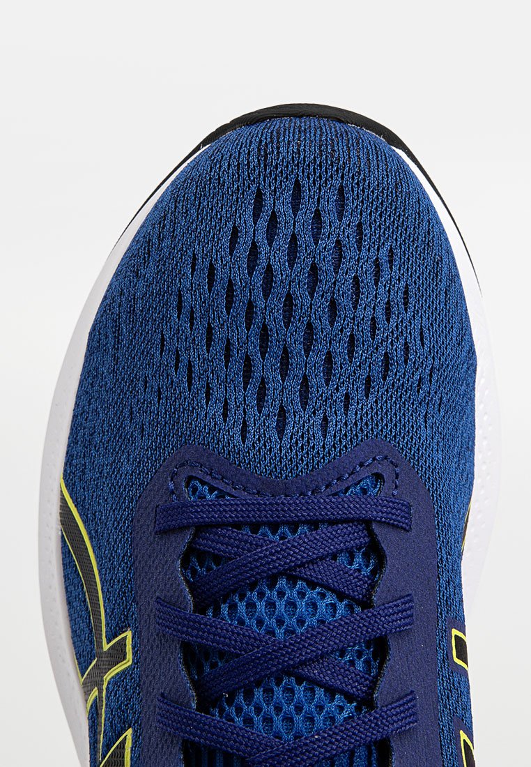 Chaussure de sport bleue avec un upper en mesh respirant, surface texturée, accents noirs, détail de logo jaune et ouvertures de ventilation à motifs.
