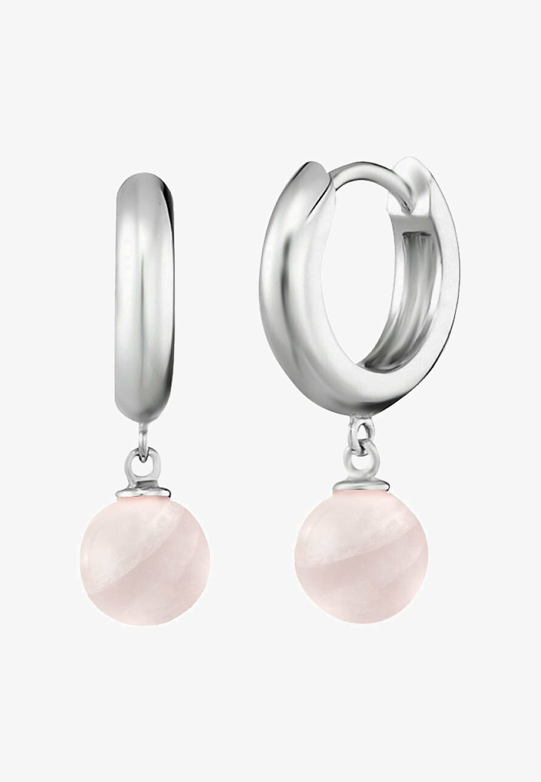 Orecchini a cerchio in argento con una finitura liscia, caratterizzati da un pendente in marmo rosa che pende da ciascun orecchino, offrendo un aspetto morbido e lucido.