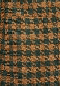 Tkanina w kratę w kolorze pomarańczowym i ciemnozielonym o teksturowanym splocie, z dużymi kwadratami w wzór kratki i subtelnym połyskiem.