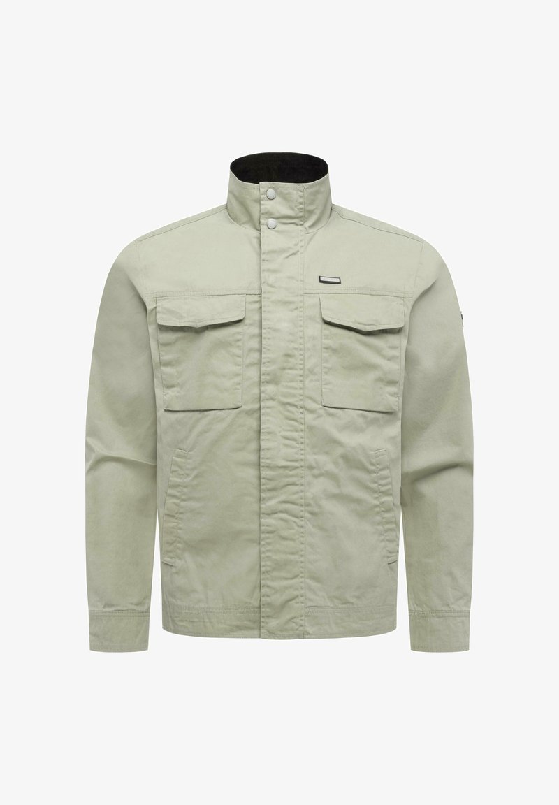 Jasnobeżowa casualowa kurtka z wysokim kołnierzem, zapinana z przodu na guziki, z dwoma kieszeniami na klapie na piersi oraz dwiema bocznymi kieszeniami wpuszczanymi.