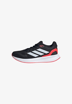 Schwarzer Sport-Schuh mit einem atmungsaktiven Strickobermaterial, weißem Drei-Streifen-Design, roten Akzenten an Ferse und Außensohle und einer gepolsterten Sohle.