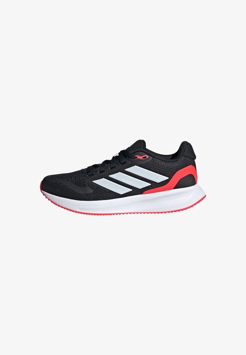 Baskets de sport noires avec une tige en tricot respirante, design à trois rayures blanches, accents rouges sur le talon et la semelle extérieure, présentant une semelle rembourrée.