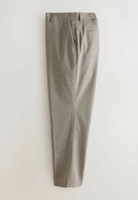 Pantalon gris clair avec un tissu texturé à motif petit carreau, jambes droites, deux poches avant et une poche arrière.