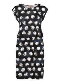 Robe noire à manches courtes, avec un motif circulaire blanc sur le corsage et la jupe, confectionnée dans un tissu léger. Design simple et droit.