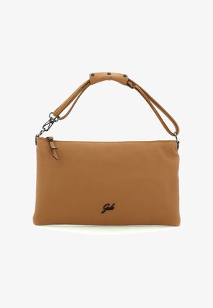 Borsa a polso in pelle marrone chiaro con tracolla staccabile e piccolo logo nero al centro frontale.