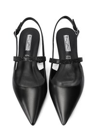 Scarpe slingback in pelle nera con punta affusolata, caratterizzate da una cintura nera testurizzata attraverso il collo del piede e fodera interna liscia.