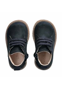 Scarpe nere per bambini con suole marroni, spesse stringhe nere e cerniere laterali, viste dall'alto su uno sfondo bianco.