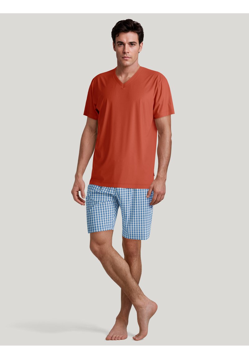 Rode V-hals T-shirt gecombineerd met blauw-witte ruitenkorte broek. Gemaakt van zachte stof, relaxte pasvorm en korte mouwen. Voetloos.