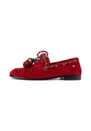 Mocasín de ante rojo con cordones trenzados, adorno de borlas en la parte superior, suela negra y pequeño logo metálico en el lateral.