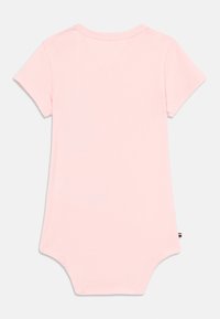 Κοντομάνικο φορμάκι σε απαλό ροζ βαμβάκι. Διαθέτει στρογγυλή λαιμόκοψη και κούμπωμα με κουμπιά στο κάτω μέρος. Απλός σχεδιασμός χωρίς σχέδια ή διακοσμήσεις.