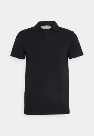 Musta polo-paita, valmistettu sileästä puuvillasta, jossa on klassinen kaulus, lyhyet hihat ja minimalistinen muotoilu ilman kuvioita tai korostuksia.