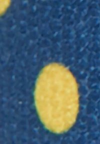 Tessuto blu testurizzato con grandi pois gialli, dall'aspetto morbido. Il design presenta un motivo uniforme e ripetitivo.