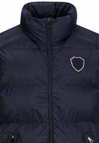 Marineblau gepolsterte Jacke mit hohem Kragen, Frontreißverschluss und gesticktem Wappenlogo in Rot, Weiß und Grünen Akzenten. Weicher Stoff.