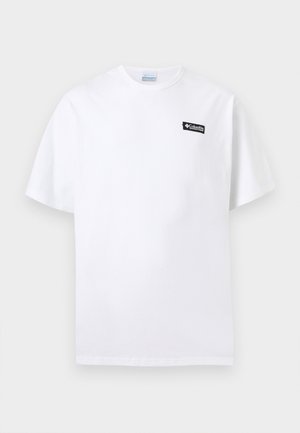 Λευκό κοντομάνικο T-shirt με ένα μικρό μαύρο λογότυπο Columbia στο επάνω αριστερό μέρος του στήθους, επάνω σε απλό φόντο.