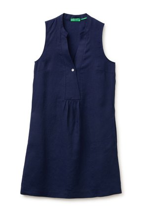 Robe sans manches en lin bleu marine avec col en V, fermeture par un seul bouton blanc et fronces légères sous la poitrine.