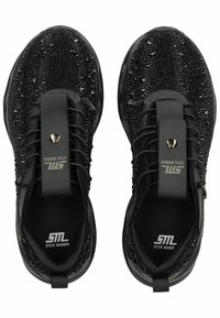 Zapatillas deportivas negras con parte superior texturizada decorada con pedrería negra. Incluye un panel de cordones central y un detalle del logo en la plantilla.