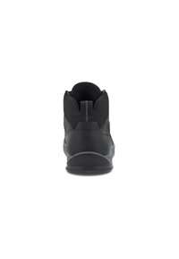 Zapatilla alta negra con parte superior de tejido texturizado, suela de goma y una pestaña en el talón para ponérsela fácilmente. Diseño sencillo, sin adornos.