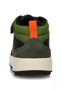 Sneaker alta realizzata in pelle nera, suede verde oliva e con una superficie testurizzata. Caratterizzata da un tab sul tallone arancione e una suola bianca spessa.
