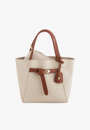 Bolso de cuero beige con asas marrones, una correa frontal con cierre dorado y una etiqueta de cuero a juego colgando del asa derecha.