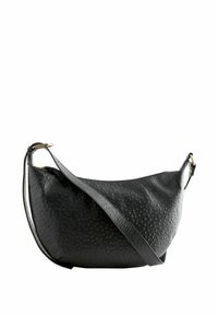 Melna ādas plecu soma ar teksturētu virsmu, izliekta forma, regulējama siksna un zelta toņu detaļas.