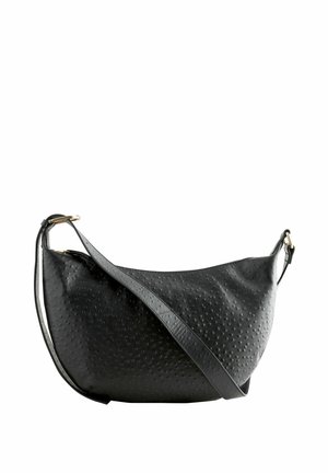 Čierna kožená kabelka na rameno s textúrovaným povrchom, zakriveným tvarom, nastaviteľným popruhom a zlatými akcentmi.