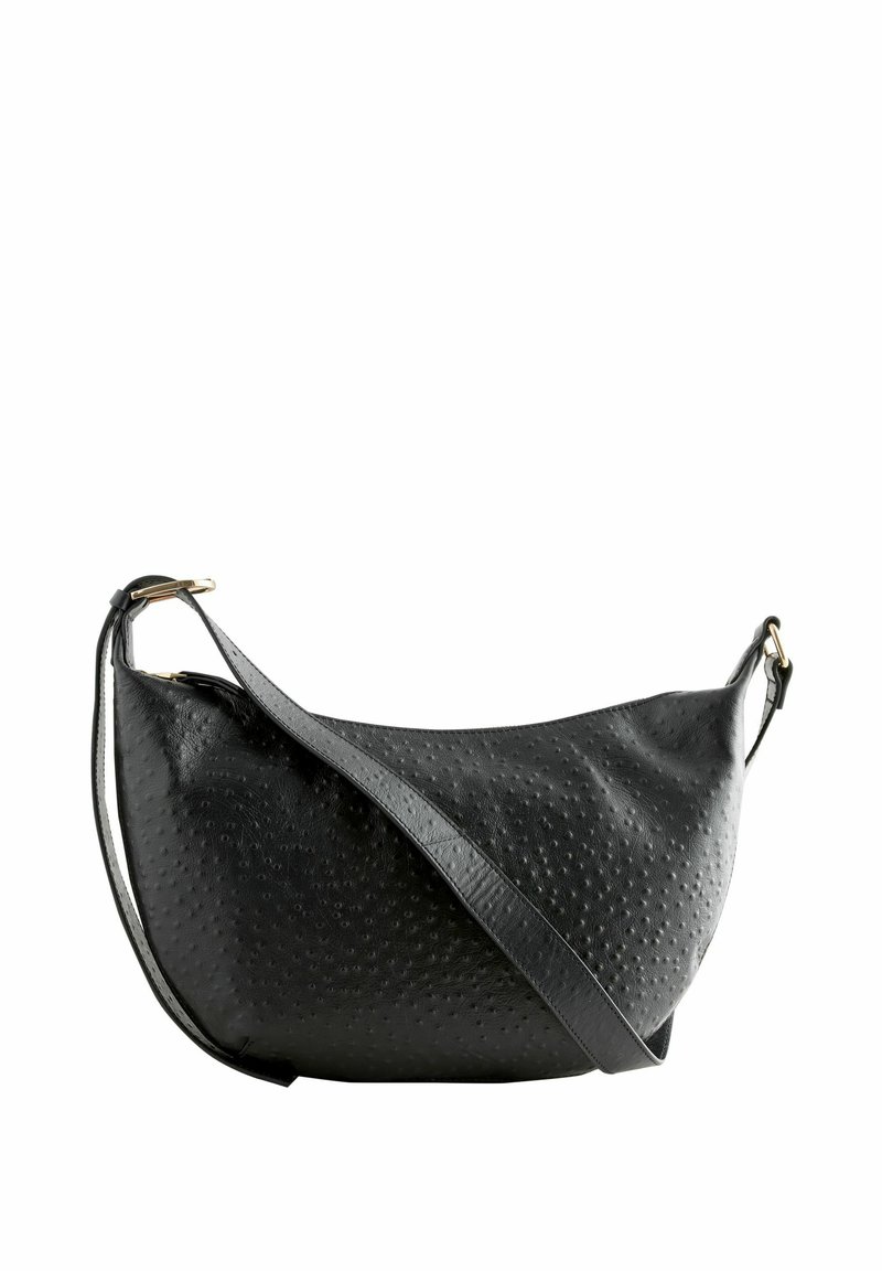 Melna ādas plecu soma ar teksturētu virsmu, izliekta forma, regulējama siksna un zelta toņu detaļas.