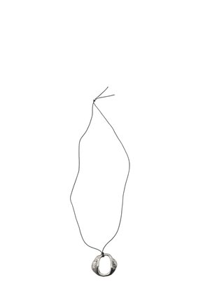Sølvvedhængs kæde med en struktureret, uregelmæssig oval form på en tynd sort snor. Har justerbare længder for en tilpasset pasform.