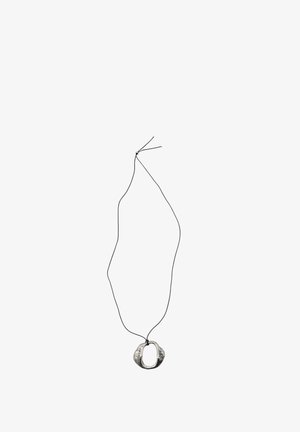 Sølvvedhængs kæde med en struktureret, uregelmæssig oval form på en tynd sort snor. Har justerbare længder for en tilpasset pasform.