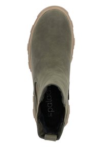 Bottine vert olive avec une texture lisse, des panneaux latéraux élastiques et une semelle en caoutchouc beige. Dispose d'une languette à l'arrière pour un enfilage facile.