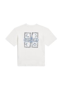 Witte katoenen t-shirt met een blauw grafisch patroon met hemelse ontwerpen waaronder manen en zonnen, klassieke ronde hals, korte mouwen.