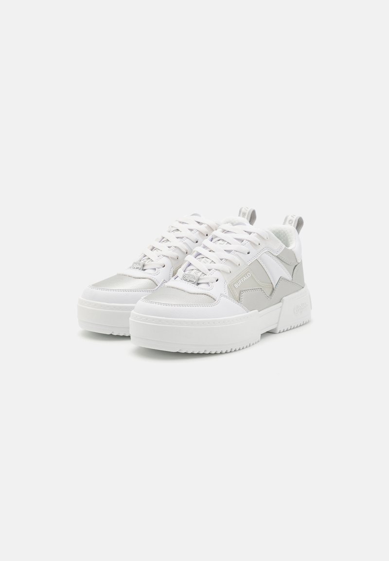 Zapatillas de plataforma de la marca Buffalo en blanco y gris claro, con cierre de cordones y lengüetas de agarre, mostradas sobre un fondo blanco liso.